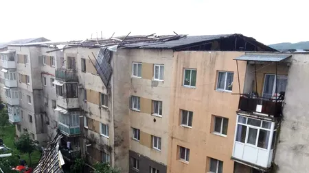 Ravagii în județul Gorj: Patru mașini distruse după ce acoperișul unui bloc din Târgu Cărbunești a fost luat de vânt - FOTO 