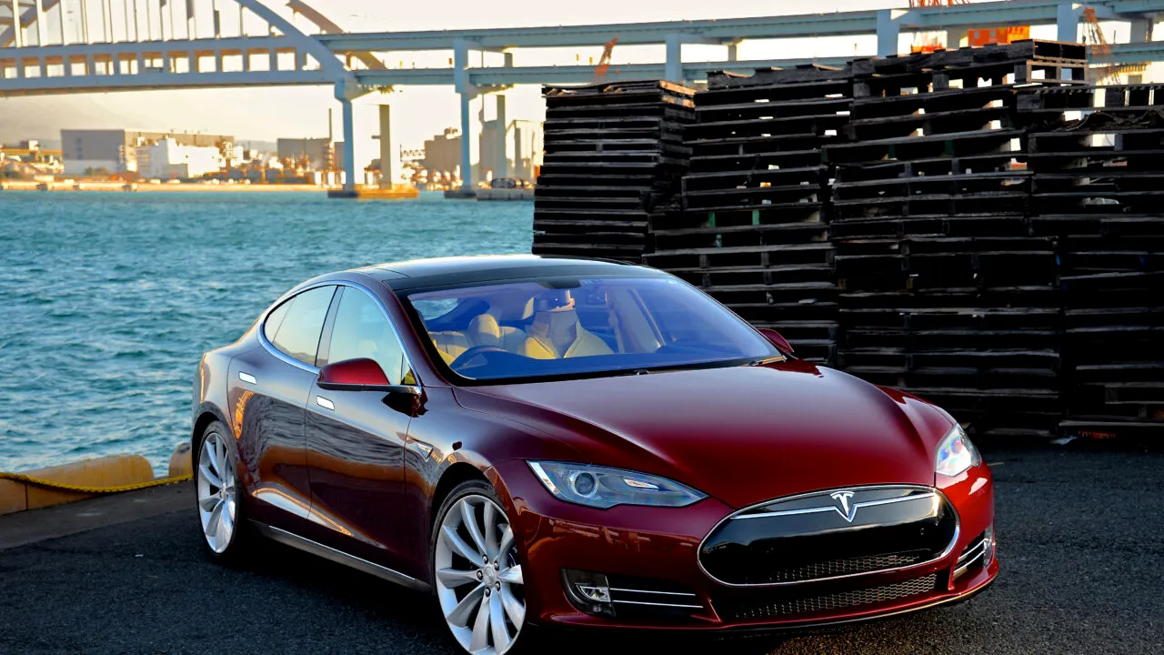 Momentul în care o TESLA plonjează într-un fiord din Oslo, filmat de un grup de români. „Bă, ești prost!?” (VIDEO)