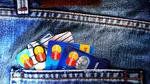 Două femei au făcut cumpărături online de 1.900 de lei cu un card găsit pe stradă, în Teiuș. Ai cui erau banii