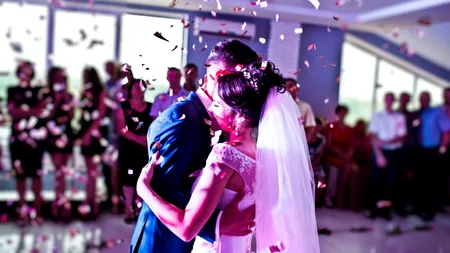 Un mire din Bihor şi-a dat nuntaşii în judecată pentru că l-au scăpat din braţe. Bărbatul a fost spitalizat luni de zile într-un spital din Germania