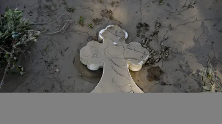 Cimitirul din Bascov - distrus de furia apelor: 