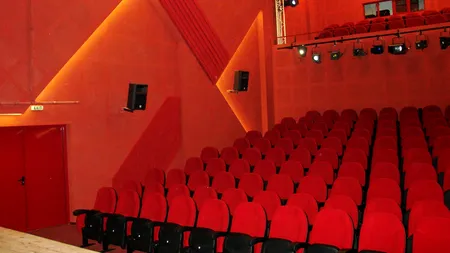 Premieră la Teatrul Excelsior – Piesa ”Aproape” | Prima colaborare cu regizorul Eugen Gyemant: ”Am lucrat la aceste personaje ca și când ne-am împărtăși unii altora propriile experiențe”