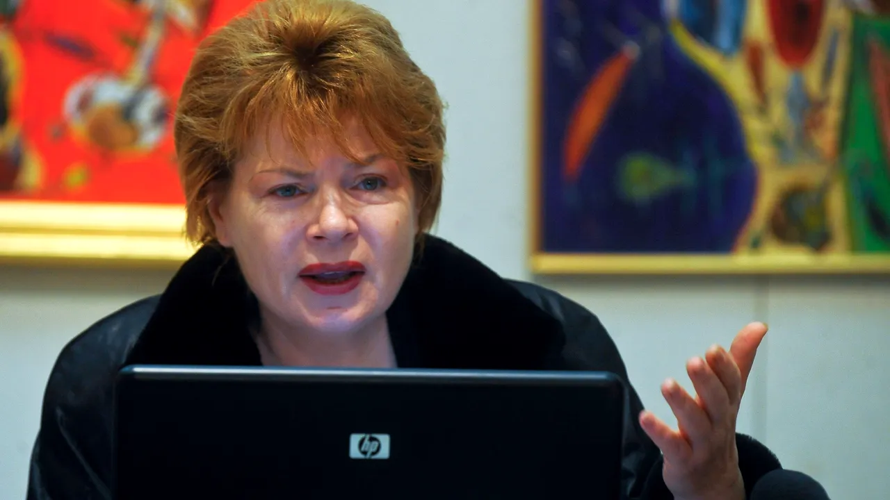 Mona Pivniceru a demisionat din CSM, dar nu poate fi încă ministru. Plenul CSM ia act de demisie abia pe 20 august