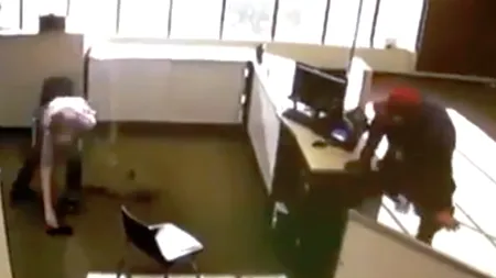 Hoțul GHINIONIST: A încercat să jefuiască un magazin, dar i-a căzut ARMA și a fost la un pas să-și piardă și PANTALONII