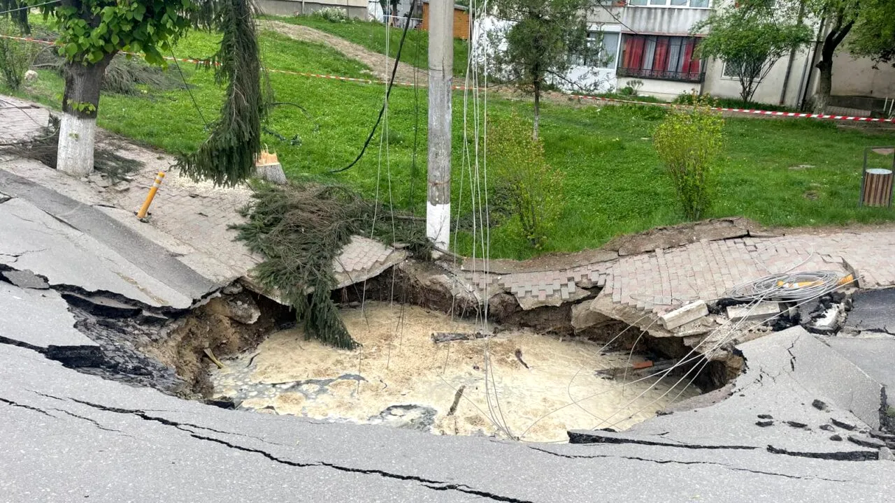 Raed Arafat cere EVACUAREA altor persoane după surparea de la Slănic. Se extinde perimetrul de siguranță: „PERICOL”