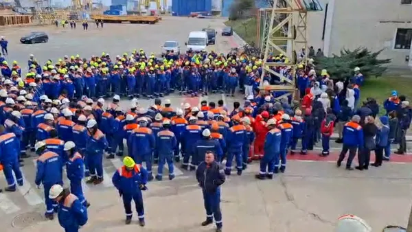 A doua zi de proteste la Șantierul Naval Mangalia. Sute de angajați strigă „Hoții!” și amenință că vor protesta zilnic pentru salariile restante