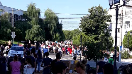 Sute de persoane nemulțumite de ancheta în cazul presupuselor crime protestează la Poliția din Caracal