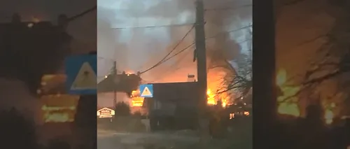 VIDEO | Incendiu puternic într-o comună din Argeș. Două case au ars complet, iar o altă locuință are acoperișul distrus