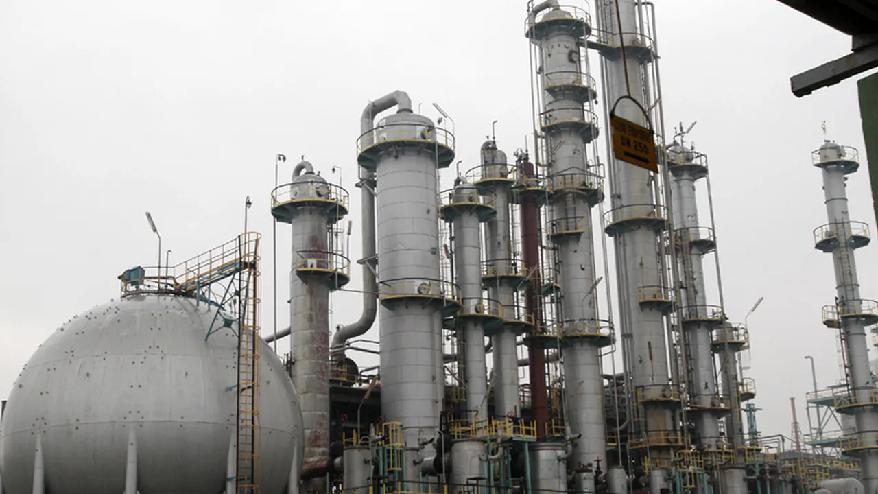 PROTESTE LA OLTCHIM. Angajații cer din nou demisia liderului sindical