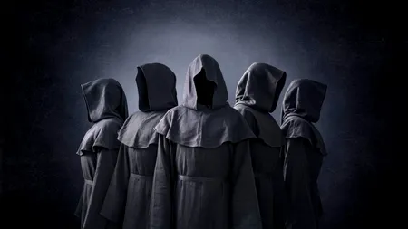 Bătrână din București, păcălită de opt pușcăriași să le dea peste 130.000 de euro! Deținuții s-au dat drept călugări