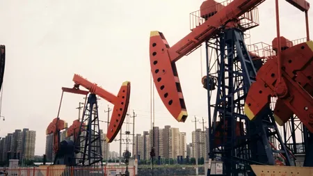 Prețul petrolului înregistrează cea mai puternică scădere din ultima săptămână după ce SUA au suspendat atacurile asupra Iranului