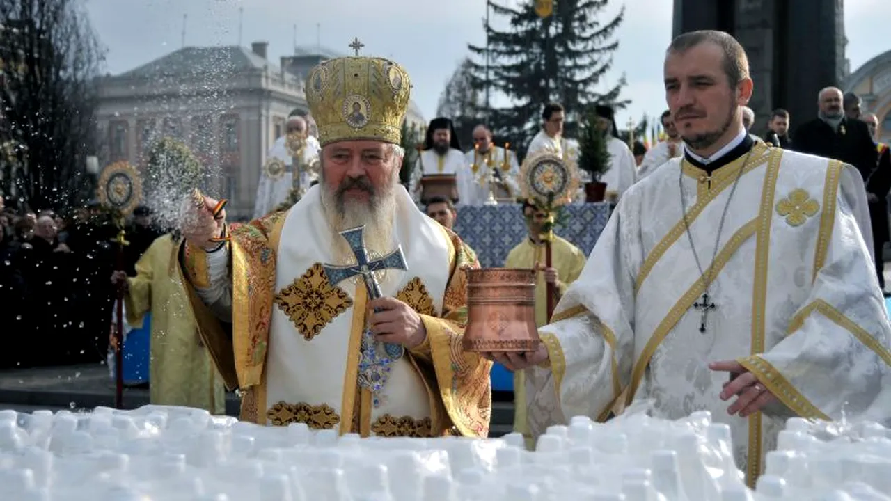 Cluj: Mii de persoane s-au înghesuit la slujba de Bobotează, fiind date 10.000 de sticle cu agheasmă. FOTOGALERIE