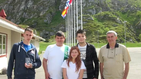 Elevii români au câștigat premii la două concursuri europene cu un robot și prototipul unui satelit