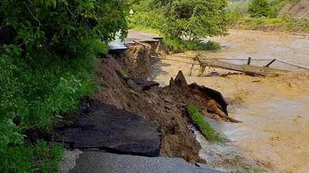 Peste 4.000 de oameni dintr-o comună din Buzău, rupți de lume după ce drumul s-a surpat din cauza aluviunilor - FOTO