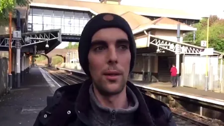 Lucra în Marea Britanie, dar și-a rupt piciorul și a a ajuns pe drumuri. Povestea tristă a românului nevoit să doarmă pe unde apucă: Am fost abandonat