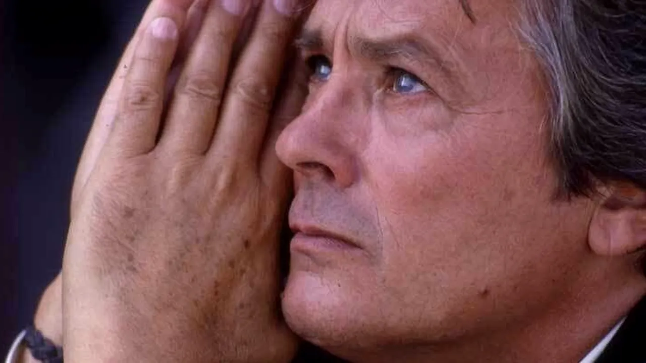 Alain Delon nu-și mai poate gestiona singur veniturile și nici nu mai poate lua decizii. Actorul a fost plasat sub „TUTELĂ judiciară consolidată”
