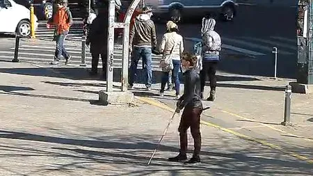 Cum reacționează bucureștenii când un nevăzător își pierde portofelul