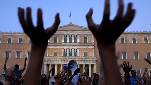 Ce soluție au găsit grecii ca să scape de restricțiile de la bancomate