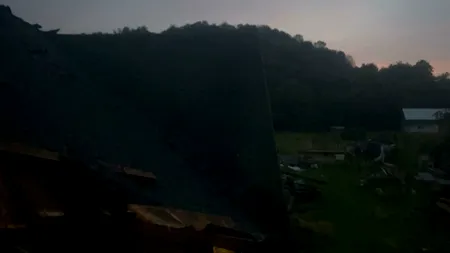 Acoperișul unei case din comuna Hârtiești a căzut peste trei persoane după ce a fost smuls de vânt. Un bărbat a decedat