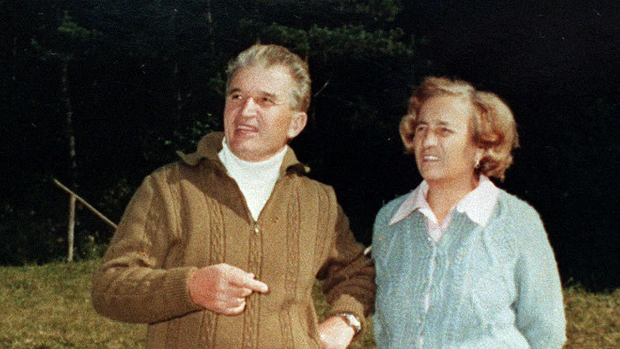 O felicitare de Anul Nou semnată de Ceaușescu și o sabie masonică, scoase la licitație