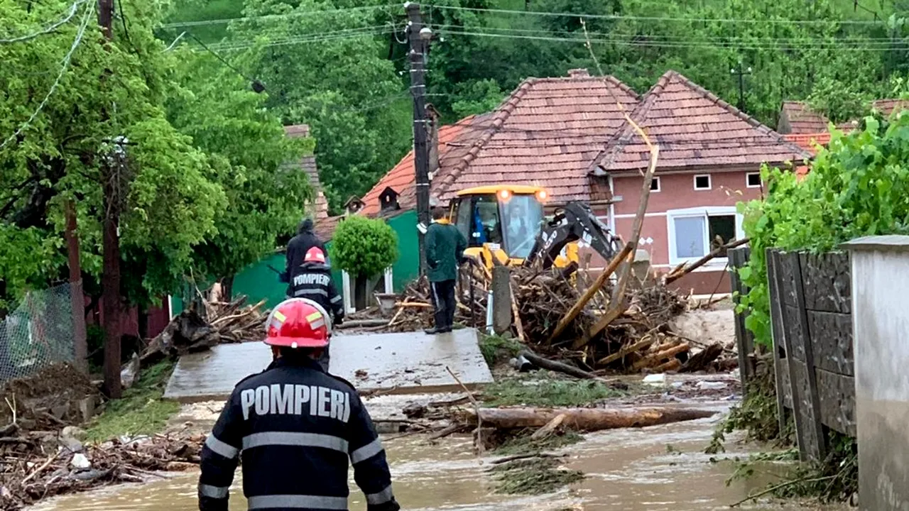 Inundații în Alba: Mai multe persoane, surprinse de viitură. Intervin aproape 100 de pompieri - FOTO / VIDEO 