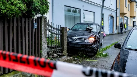Un ȘOFER a intrat cu mașina într-un grup de persoane, în Germania. Autorul ar fi provocat intenționat accidentul