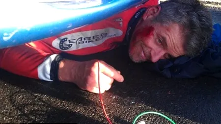 Un biciclist a ajuns sub roțile unei mașini, dar a scăpat cu viață ca prin minune