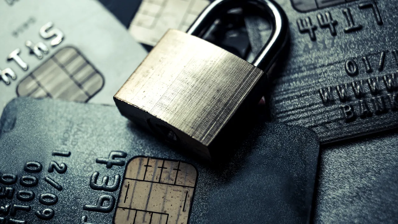 Este utilizarea cardului online periculoasă? Citește ghidul de siguranță.