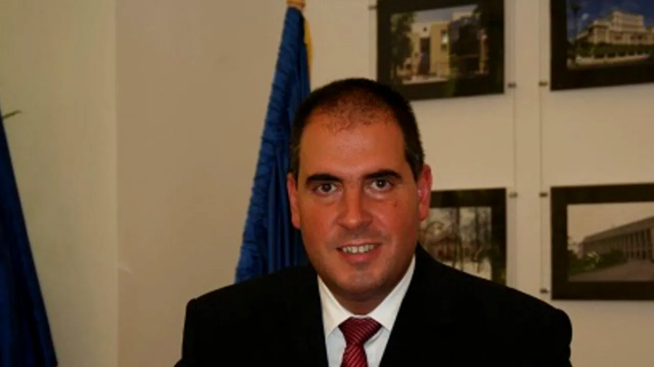 Administrația Iohannis, criticată de foștii consilieri ai lui Băsescu: „Primii pași ai schimbării sunt rezultatul luptei cu perdelele demodate și tăvile chelnerilor