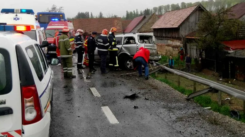 O persoană a murit, după ce șoferul unei mașini a lovit un autocar în Brașov. Circulația restricționată pe DN1
