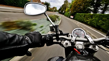 Motociclist român vitezoman, „vânat” cu elicopterul de poliția britanică (VIDEO)