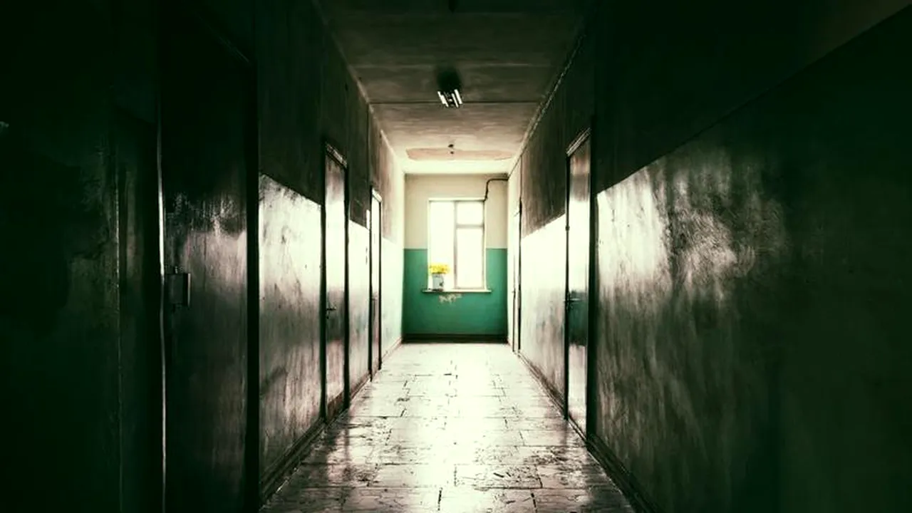 Bărbatul din Brăila care a bătut trei polițiști cu bastonul lor, INTERNAT la Psihiatrie. Ce vizează procurorii