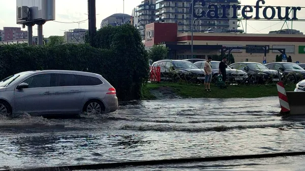Imagini cu Capitala blocată de furtuni și ploi torențiale. Mai multe bulevarde și linii de tramvai au fost blocate de șuvoaiele de apă. Trenurile au și ele întârzieri