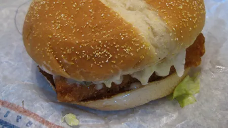 Vânzarea produselor de tip fast-food și a cafelei, interzisă în incinta școlilor din Timișoara