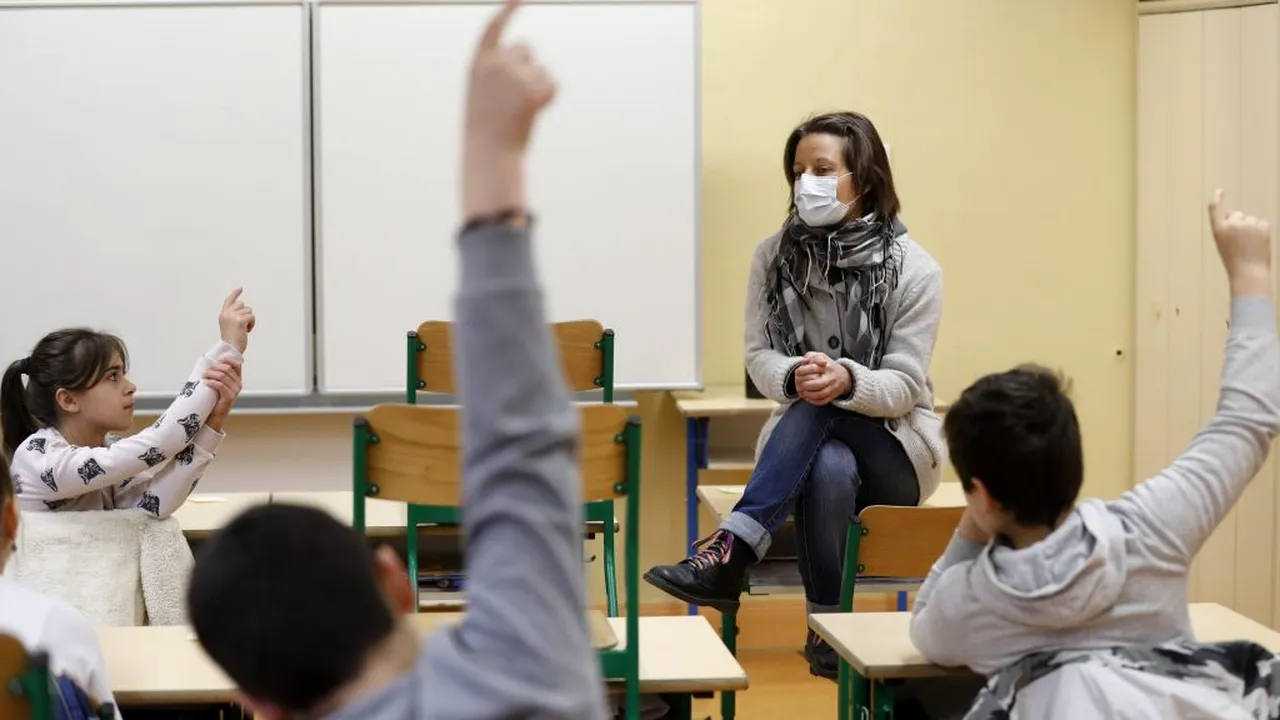 Cadre didactice din Bistrița infectate cu Covid-19. Și n-au trecut decât 48 de ore de la reluarea școlii!