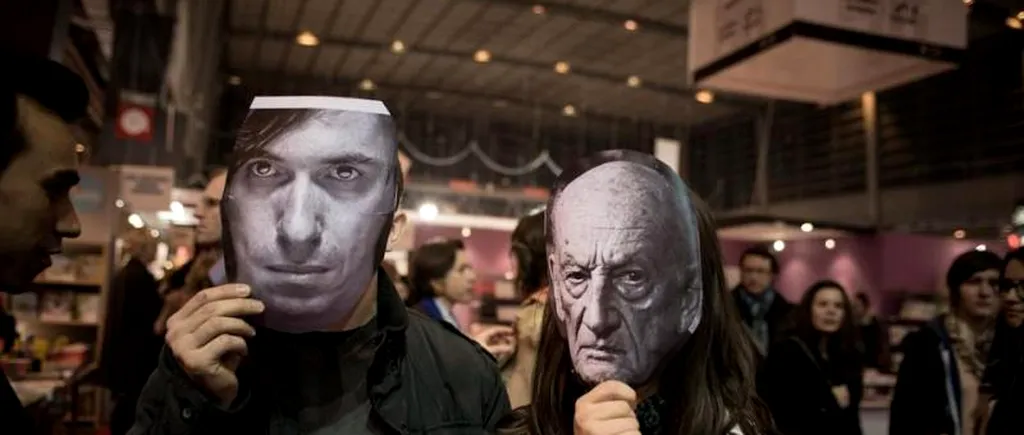FOTO ȘI VIDEO. Protest cu chip de Pleșu, Djuvara și Cărtărescu la Salonul de Carte de la Paris. Vocile din spatele ICR OFFF