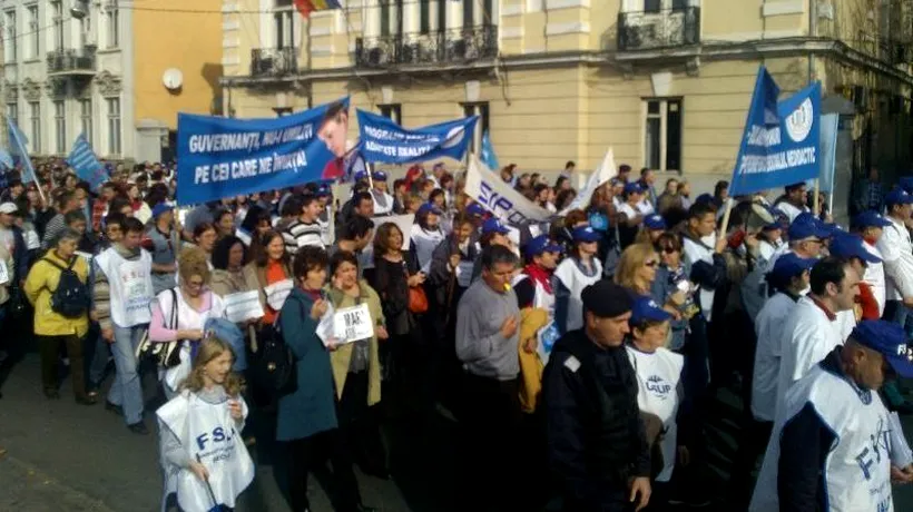 Miting cu versuri și muzică de Verdi. Protestul din București al celor aproximativ 10.000 de profesori s-a încheiat 
