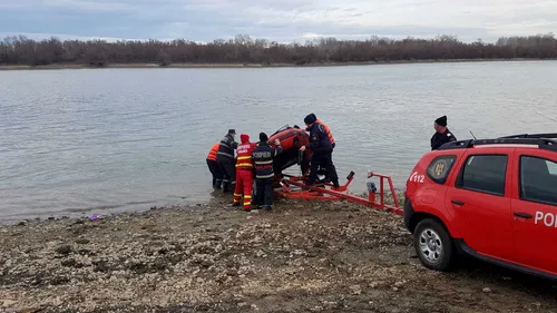 O barcă în care erau patru bărbați s-a răsturnat în Dunăre, județul Ialomița. Doi dintre ei sunt căutați de pompieri
