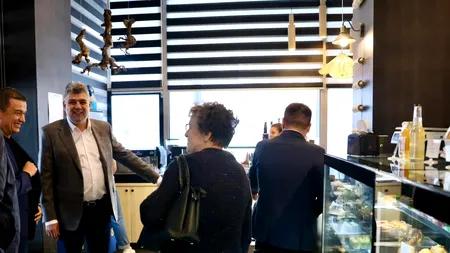 Marcel Ciolacu a degustat COZONACUL de Bucovina. Cum a fost SURPRINS premierul la o terasă în Suceava