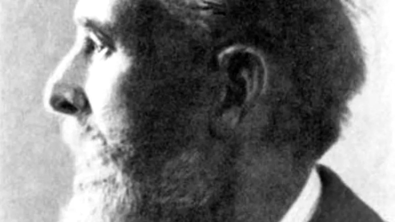 PETER CARL FABERGÃ‰, omul Google. Imagine cu Peter Carl Faberge la masa de lucru
