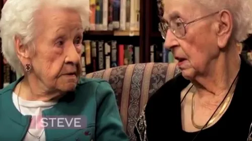 Două bunicuțe de 100 de ani au fost întrebate ce e selfie-ul. Cum au reacționat