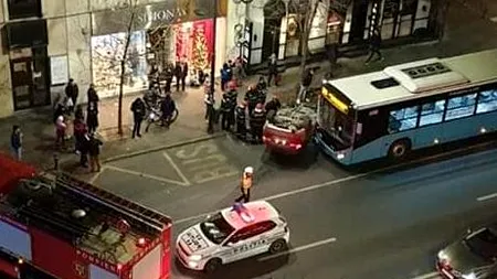 Accident în București: Un autobuz STB și două mașini, implicate. Unul dintre vehicule, răsturnat