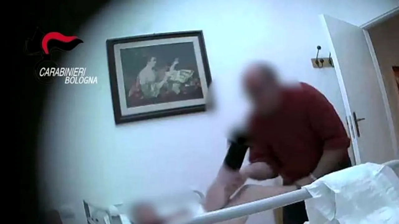 Româncă ARESTATĂ în Italia după ce A TORTURAT mai mulți bătrâni dintr-un azil. Patronul A VIOLAT o pacientă