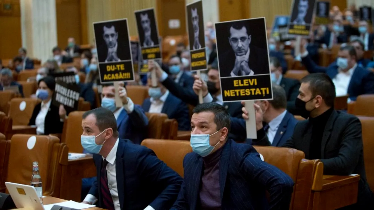 LIVE TEXT. Scandal, huiduieli, aplauze și ironii în Parlament, la moțiunea depusă împotriva lui Vlad Voiculescu. Ministrul Sănătății: Nu știu ce fumează domnul Simion, dar noi ne opunem fumatului