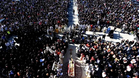 GÂNDUL LIVE. Mii de oameni s-au adunat la înmormântarea mitropolitului Amfilohie din Muntenegru. Institutul de Sănătate Publică a avertizat că numărul de noi infecții ar putea crește rapid în țară