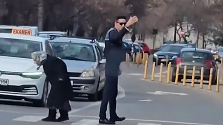 Un polițist rutier din Ploiești a oprit mașina de examen la o trecere de pietoni, pentru a ajuta o bătrânică să treacă strada. Gestul a devenit VIRAL