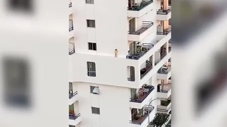 O fetiță a fost surprinsă în timp ce se plimba pe un perete al unui bloc, la etajul cinci. Ce făcea mama în acel timp VIDEO