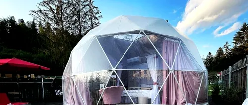 Cât costă o singură noapte de cazare într-un iglu din Azuga. Cât plătești să stai la cort cu baie privată, terasă și acces direct la pârtia de ski