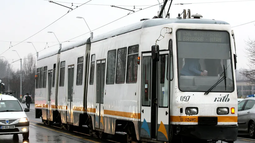 Inițiativă inedită: Bucureștenii pot citi și asculta poezie într-un tramvai de pe linia 1