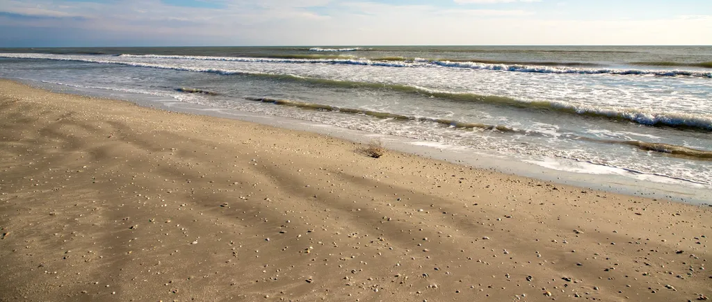 Toamna încă este BLÂNDĂ la malul mării. Deși șezlongurile și umbrelele au cam dispărut, iar hotelurile s-au închis, încă vin turiști în număr mare